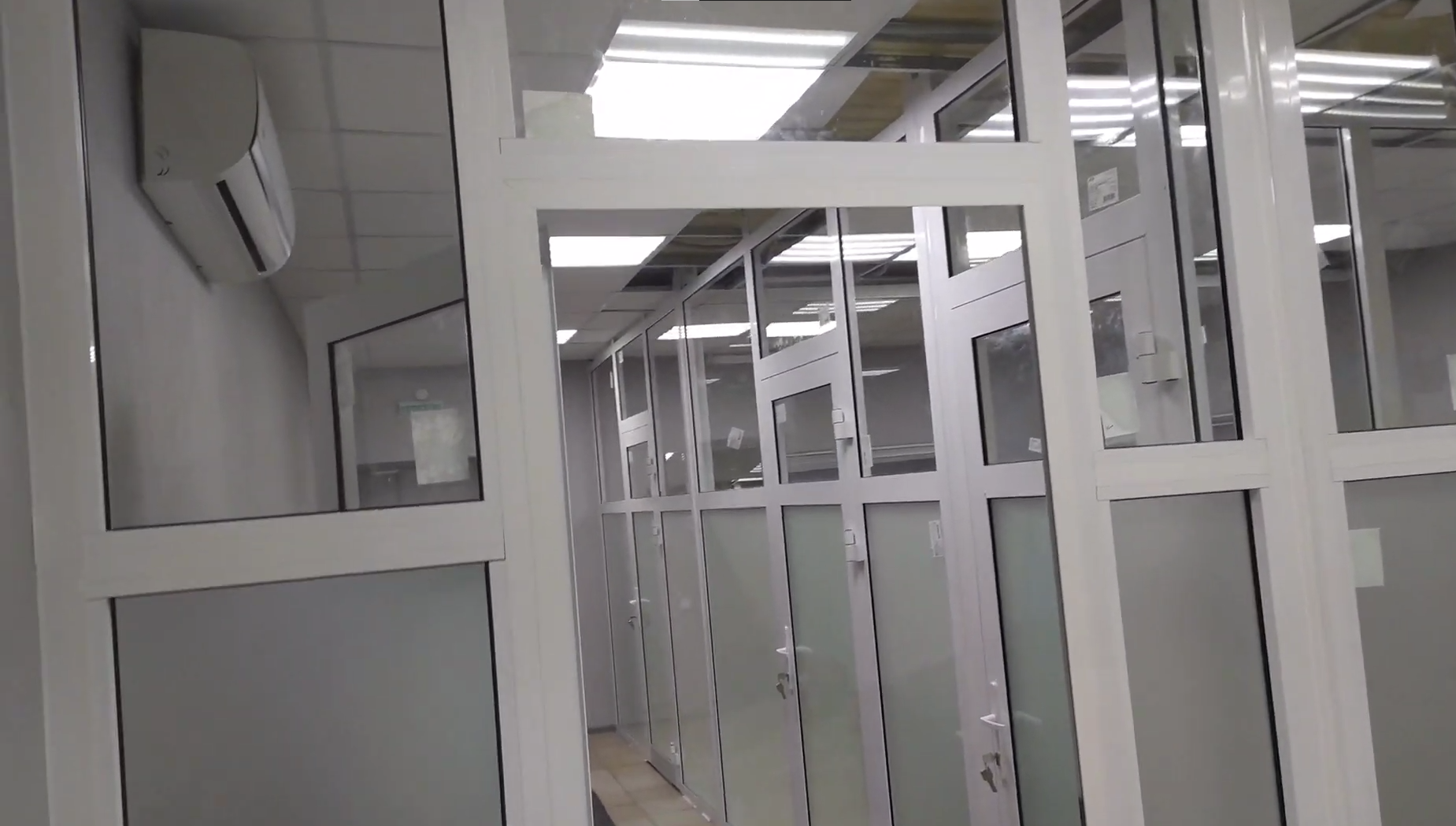 Монтаж пластиковых офисных перегородок